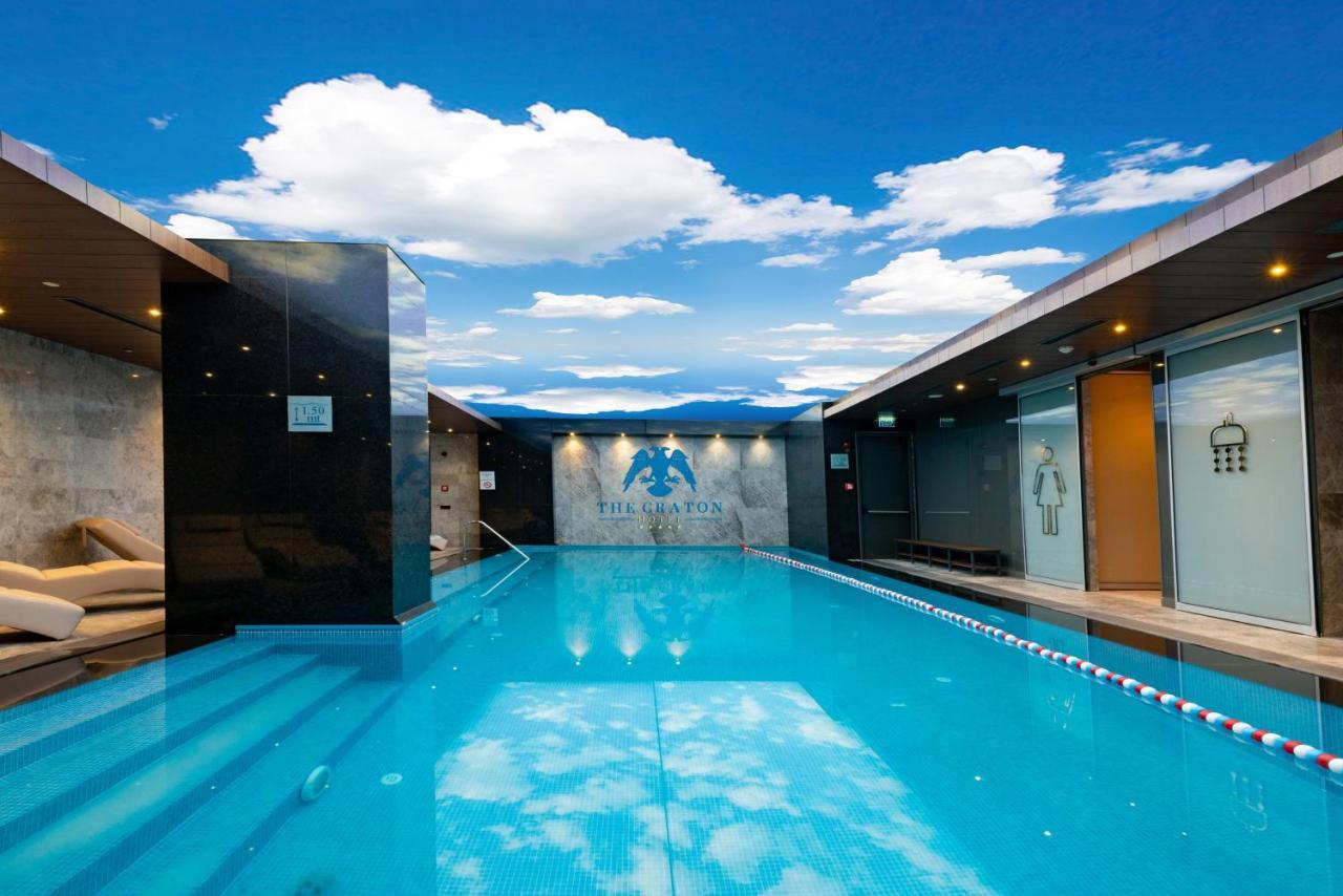 The Craton Hotel Sisli Istanbul Exterior foto The swimming pool at the hotel