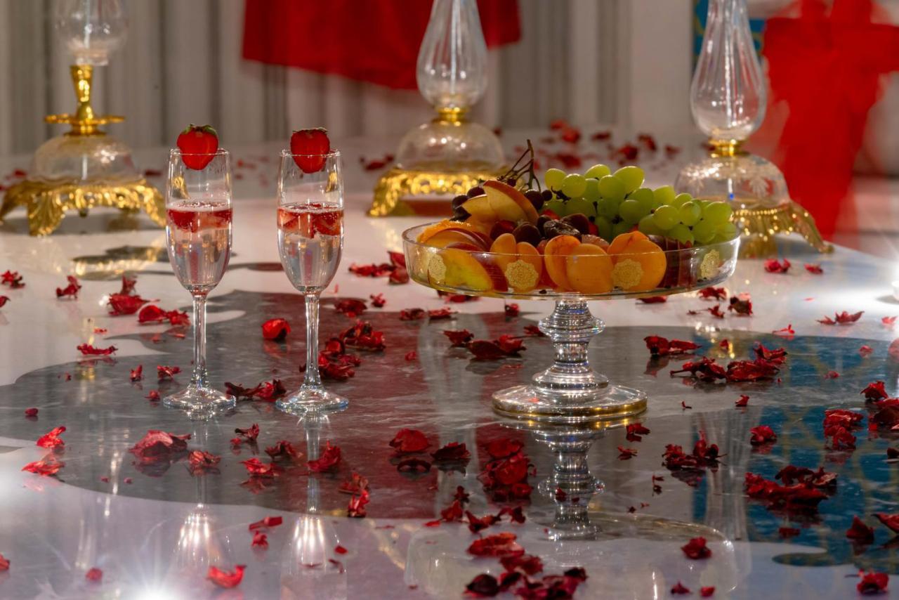 The Craton Hotel Sisli Istanbul Exterior foto A table decorated for Christmas