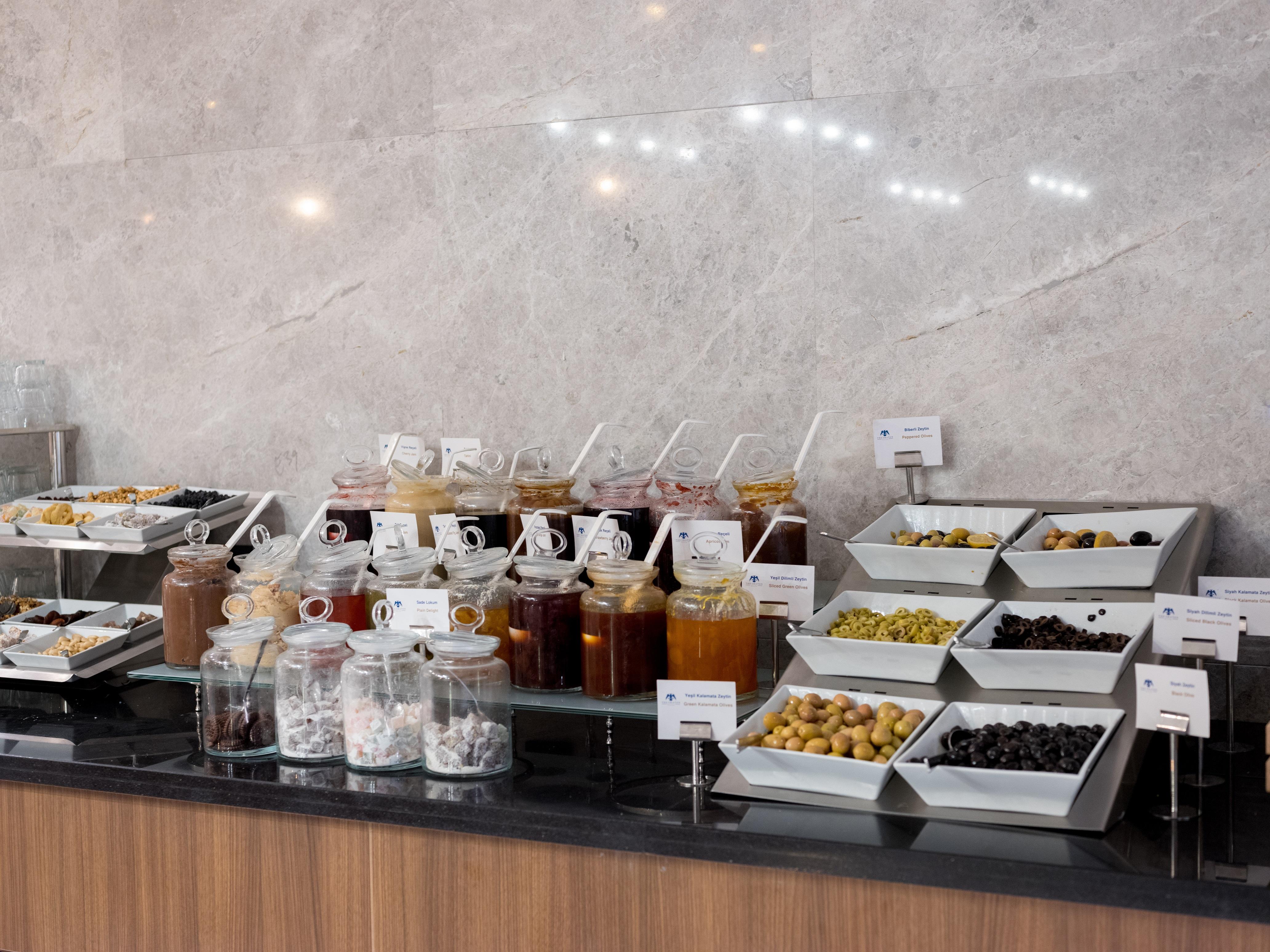 The Craton Hotel Sisli Istanbul Exterior foto A selection of olives at a buffet