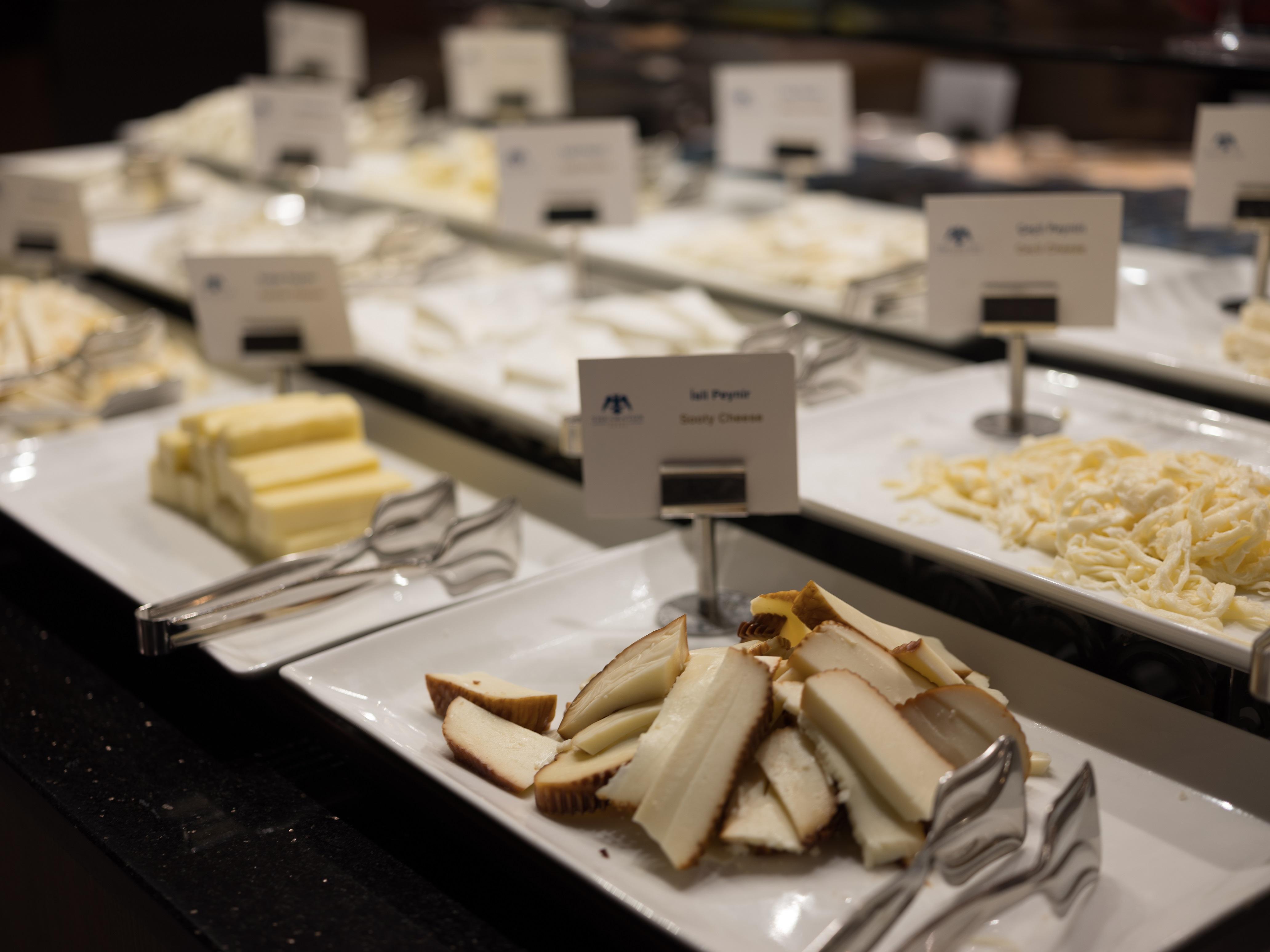 The Craton Hotel Sisli Istanbul Exterior foto Cheese at a buffet